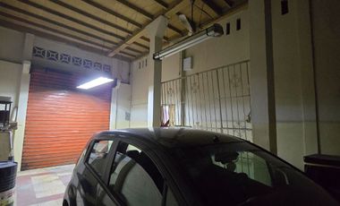 Vendo Casa 3 pisos en Gómez Rendón y la 6ava Uso Comercial - Residencial