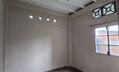 Vendo Casa 3 pisos en Gómez Rendón y la 6ava Uso Comercial - Residencial