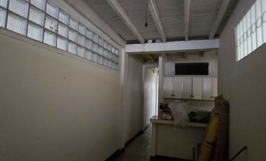 Vendo Casa 3 pisos en Gómez Rendón y la 6ava Uso Comercial - Residencial