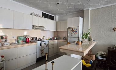 Vendo Casa 3 pisos en Gómez Rendón y la 6ava Uso Comercial - Residencial