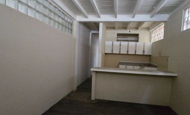 Vendo Casa 3 pisos en Gómez Rendón y la 6ava Uso Comercial - Residencial