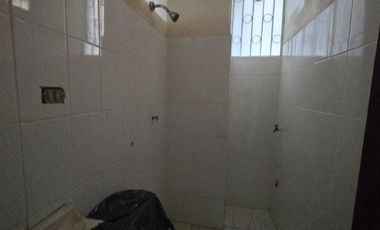 Vendo Casa 3 pisos en Gómez Rendón y la 6ava Uso Comercial - Residencial