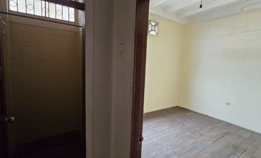 Vendo Casa 3 pisos en Gómez Rendón y la 6ava Uso Comercial - Residencial