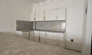 Vendo Casa 3 pisos en Gómez Rendón y la 6ava Uso Comercial - Residencial