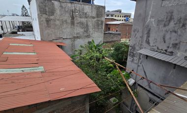 Vendo Casa 3 pisos en Gómez Rendón y la 6ava Uso Comercial - Residencial