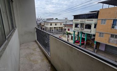 Vendo Casa 3 pisos en Gómez Rendón y la 6ava Uso Comercial - Residencial