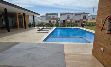 Vendo Moderna Casa de Estreno en Urbanización Savali, tu Nuevo Hogar Vía Salitre