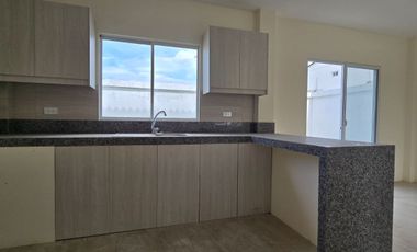 Vendo Moderna Casa de Estreno en Urbanización Savali, tu Nuevo Hogar Vía Salitre