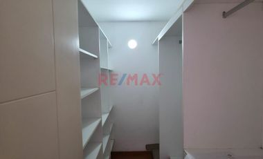 ¡Alquiler De Espacioso Dúplex En Surco De 148 M² Con Terraza Y 2 Estacionamientos!