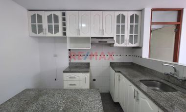 ¡Alquiler De Espacioso Dúplex En Surco De 148 M² Con Terraza Y 2 Estacionamientos!
