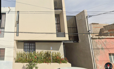 Casa ubicada en colonia Mezquitan Guadalajara, Jalisco. Con 1 recamara y 73m2. Entre Av. Manuel Ávila Camacho y Av. Enrique Díaz de León.