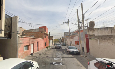 Casa ubicada en colonia Mezquitan Guadalajara, Jalisco. Con 1 recamara y 73m2. Entre Av. Manuel Ávila Camacho y Av. Enrique Díaz de León.