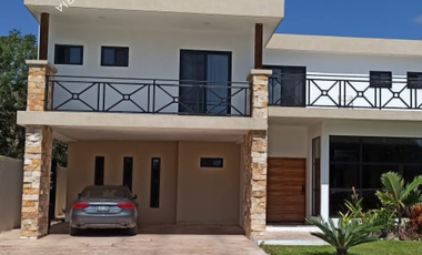 Amplia Casa en venta en residencial club Norte Mérida con 4 recamaras