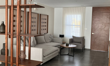 Casa en venta con alberca, recámara en planta baja y paneles solares en privada residencial