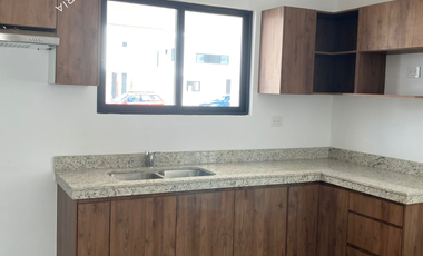 Casa en venta con alberca, recámara en planta baja y paneles solares en privada residencial