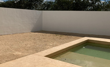 Casa en venta con alberca, recámara en planta baja y paneles solares en privada residencial