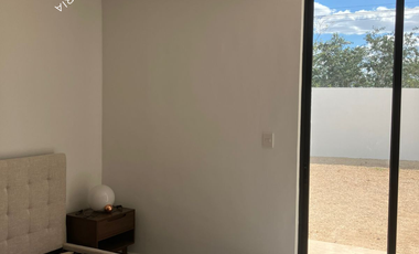 Casa en venta con alberca, recámara en planta baja y paneles solares en privada residencial