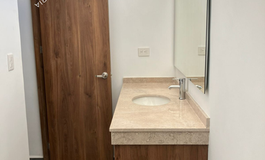 Casa en venta con alberca, recámara en planta baja y paneles solares en privada residencial