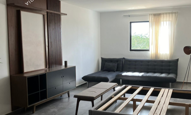 Casa en venta con alberca, recámara en planta baja y paneles solares en privada residencial