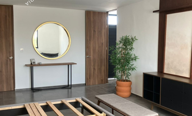 Casa en venta con alberca, recámara en planta baja y paneles solares en privada residencial