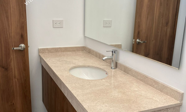 Casa en venta con alberca, recámara en planta baja y paneles solares en privada residencial