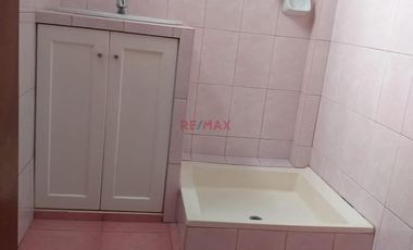Se Alquila Departamento En Primer Piso con cochera,  En Surco