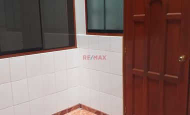 Se Alquila Departamento En Primer Piso con cochera,  En Surco