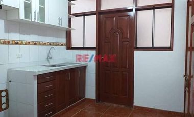 Se Alquila Departamento En Primer Piso con cochera,  En Surco