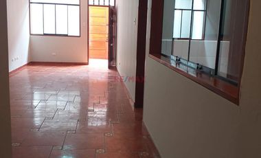 Se Alquila Departamento En Primer Piso con cochera,  En Surco