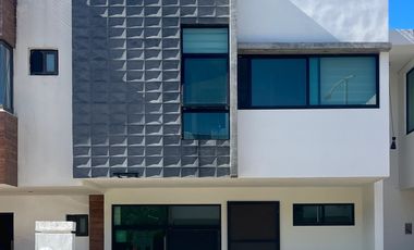 SE VENDE EXCLUSIVA CASA CON PANELES SOLARES EN PLAYA DEL CARMEN DE ENTREGA INMEDIATA