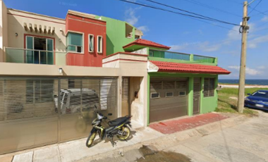 HERMOSA CASA JUNTO AL MALECON