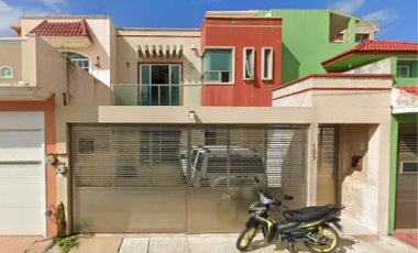 HERMOSA CASA JUNTO AL MALECON