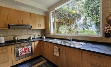 Vendo Casa de 3 Dormitorios  en La Primavera,Cumbayá en Urbanización