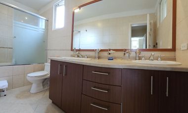 Vendo Casa de 3 Dormitorios  en La Primavera,Cumbayá en Urbanización