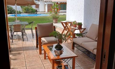 HERMOSA CASITA RODEADA DE HERMOSO JARDIN