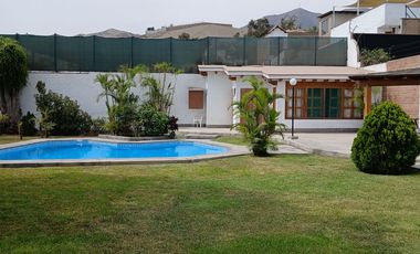 HERMOSA CASITA RODEADA DE HERMOSO JARDIN