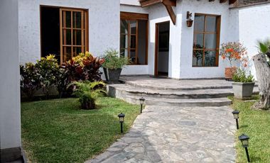 HERMOSA CASITA RODEADA DE HERMOSO JARDIN