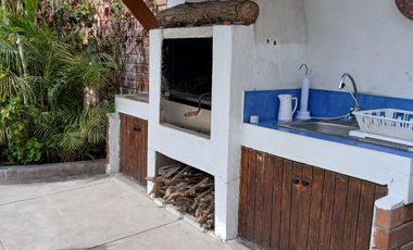 HERMOSA CASITA RODEADA DE HERMOSO JARDIN