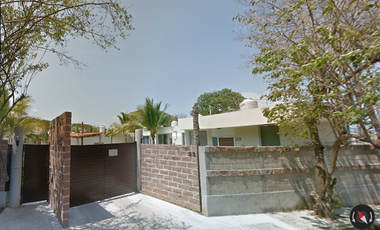 Casa ubicada en colonia Chapalitas Las Fuentes Manzanillo México. Con 2 recamaras y 104m2. Con acceso controlado. Muy cerca de Playa Olas Altas.