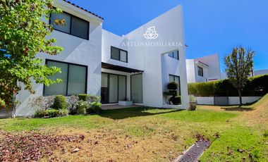CASA REAL ESMERALDA. ZONA ESMERALDA. BOSQUE ESMERALDA. 3 RECAMARAS, 4 ESTACIONAMIENTOS, JARDÍN PLANO