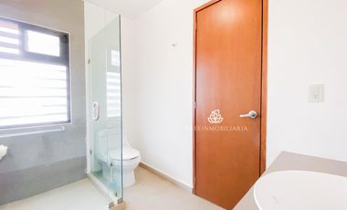 CASA REAL ESMERALDA. ZONA ESMERALDA. BOSQUE ESMERALDA. 3 RECAMARAS, 4 ESTACIONAMIENTOS, JARDÍN PLANO