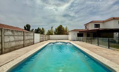 RINCONADA - ARRIENDA CASA DE DOS PISOS 4D 3B PISCINA - COND. EL GOLF