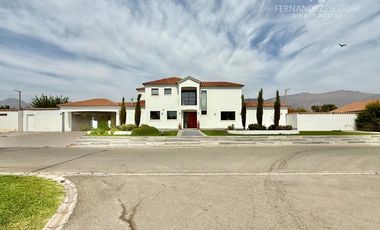 RINCONADA - ARRIENDA CASA DE DOS PISOS 4D 3B PISCINA - COND. EL GOLF