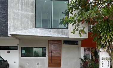 SE VENDE HERMOSA CASA DE 3 RECAMARAS A 10 MINUTOS DE LA PLAYA EN PLAYA DEL CARMEN JUNTO A MAYAKOBA