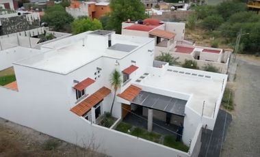 CASA EN VENTA EN VILLA DE LOS FRAILES, POCITOS, SAN MIGUEL DE ALLENDE CON JARDIN PRIVADO