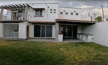 CASA EN VENTA EN VILLA DE LOS FRAILES, POCITOS, SAN MIGUEL DE ALLENDE CON JARDIN PRIVADO