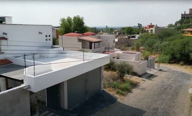 CASA EN VENTA EN VILLA DE LOS FRAILES, POCITOS, SAN MIGUEL DE ALLENDE CON JARDIN PRIVADO