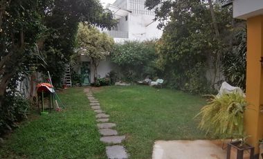 SAN ISIDRO VENDO HERMOSA CASA  CON JARDIN AMPLIO