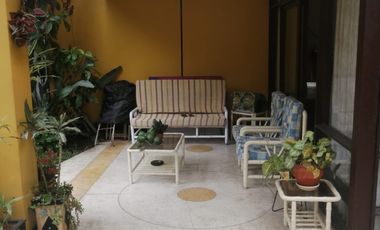 SAN ISIDRO VENDO HERMOSA CASA  CON JARDIN AMPLIO