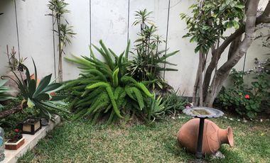 SAN ISIDRO VENDO HERMOSA CASA  CON JARDIN AMPLIO